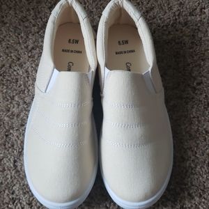Like new comfy slide ons